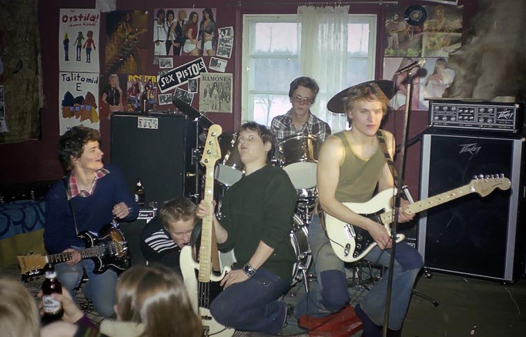 Virittäydy tunnelmaan Ylöjärven Muistin Manserock-teemaisella kuvakoosteella. Kuvassa: Eput treenaa 'Alamökissä' v. 1978, kuva: Jari Mattila, Takamaan Pop-Laivue Virittäydy tunnelmaan Ylöjärven Muistin Manserock-teemaisella kuvakoosteella. Kuvassa: Eput treenaa 'Alamökissä' v. 1978, kuva: Jari Mattila, Takamaan Pop-Laivue